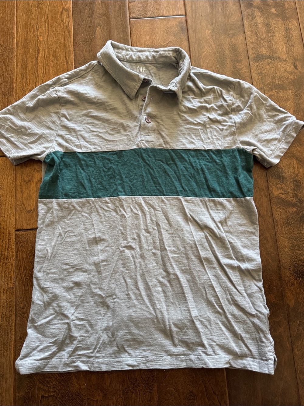 GAP Men’s Short-Sleeve Polo in Light Gray with Teal Stripe